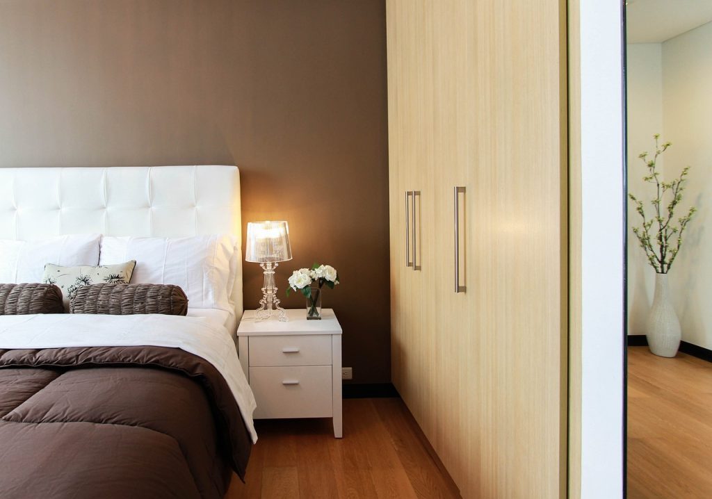 minimalist- organized- clean- bedroom- minimalism